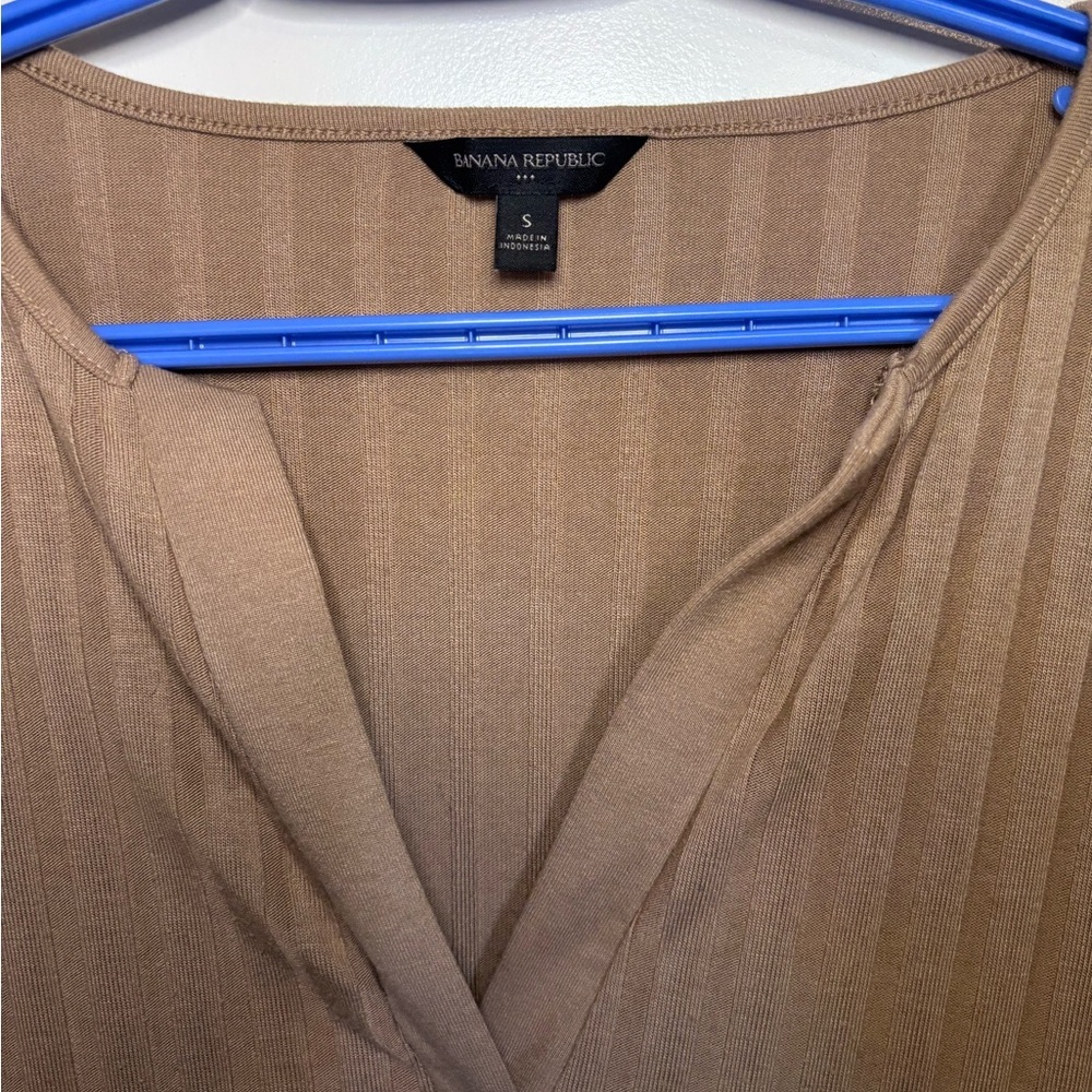 Banana Republic women’s tan Long Sleeve ribbed Henley top - Picture 2 of 5